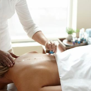 Bei der Heilpraktikerin Ulrike Rütten - praxis-ruetten.de - können Sie eine Raindrop Massage buchen.